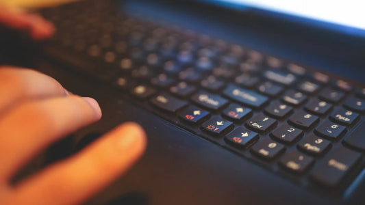 ノートパソコンのキーボードが反応しない！原因別の対処法と買い替えの判断基準