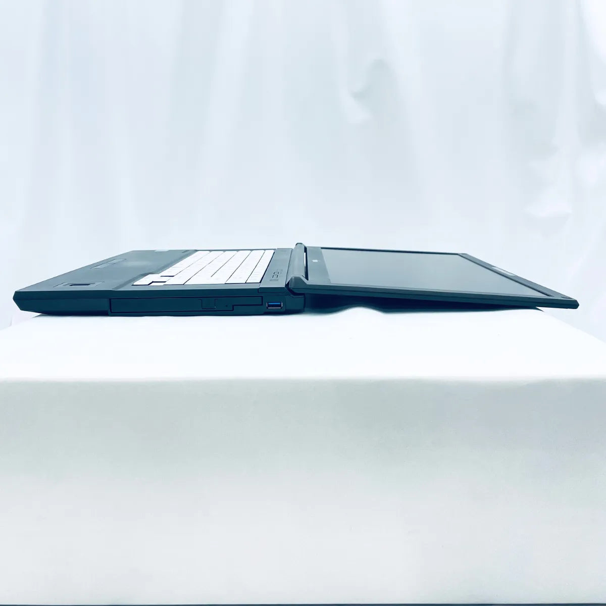 富士通 LIFEBOOK A5511/G ( Corei5-11世代 / メモリ8GB / 15.6インチ/ DVDマルチ )