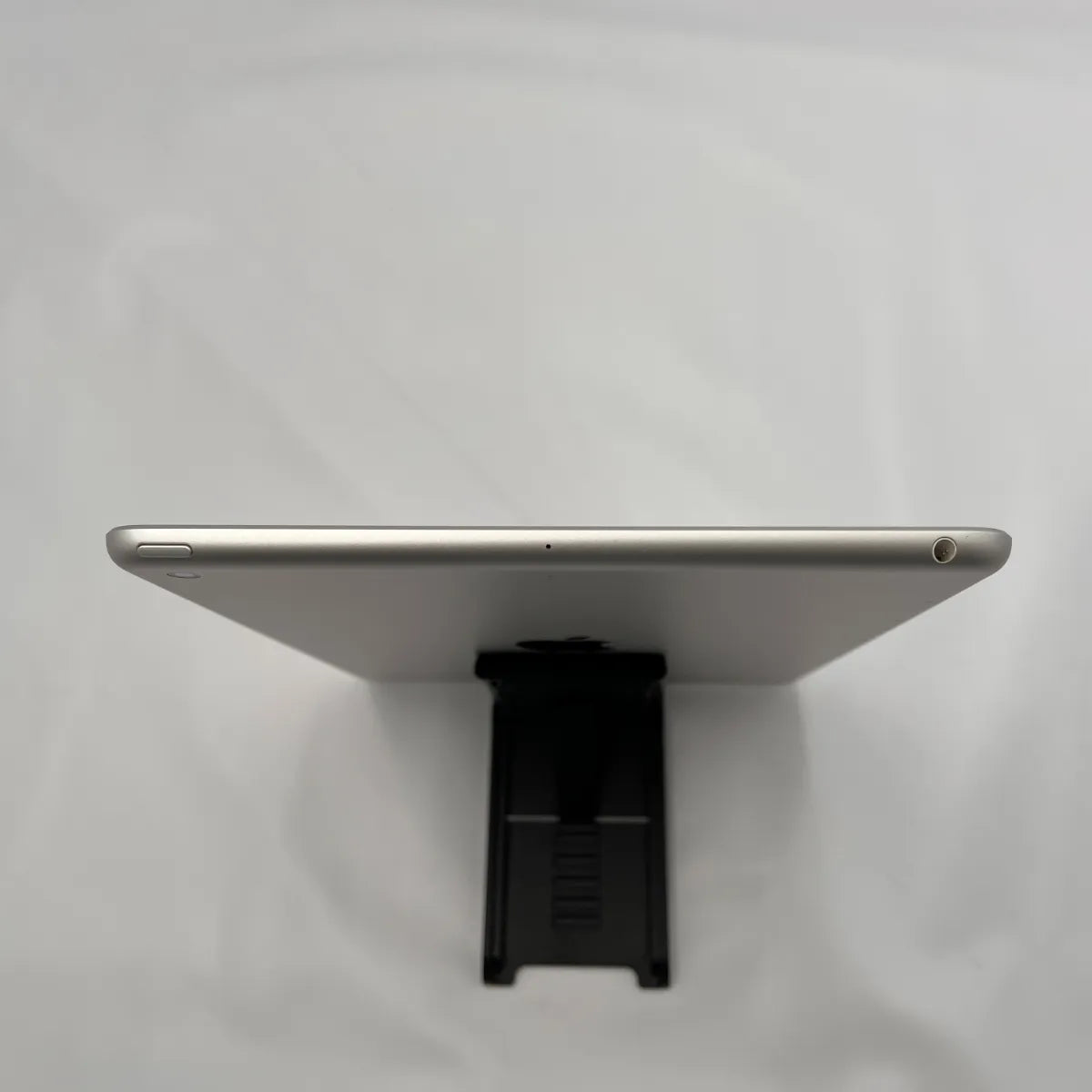 iPad 第5世代 9.7インチ 32GB Wi-Fi 2017年春モデル (シルバー)