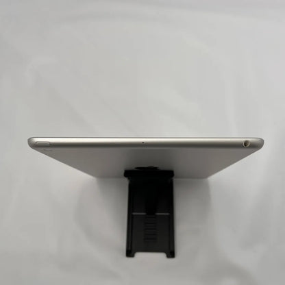 iPad 第5世代 9.7インチ 32GB Wi-Fi 2017年春モデル (シルバー)